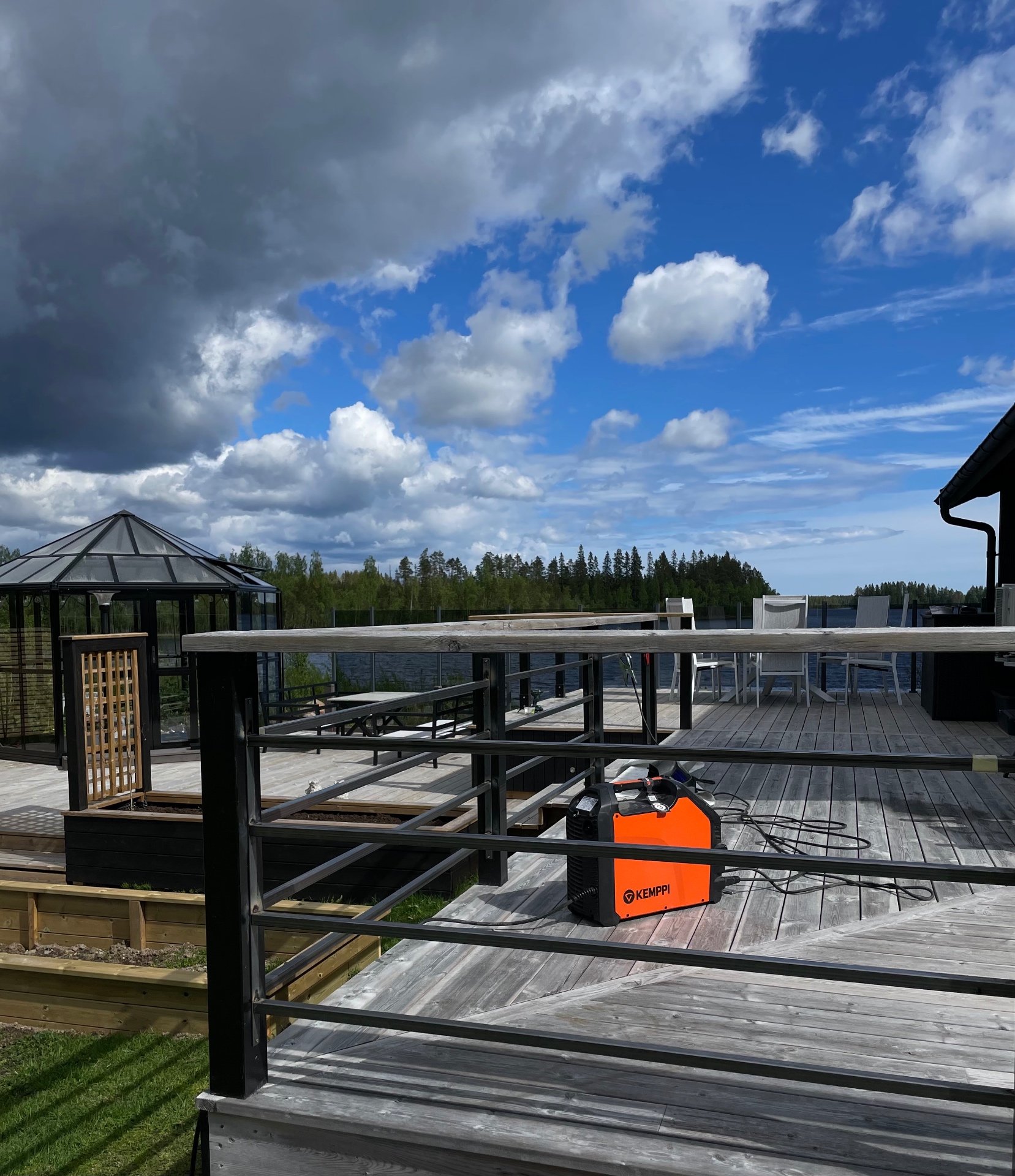 Mobil Kemppi-svetsutrustning på altan vid sjö