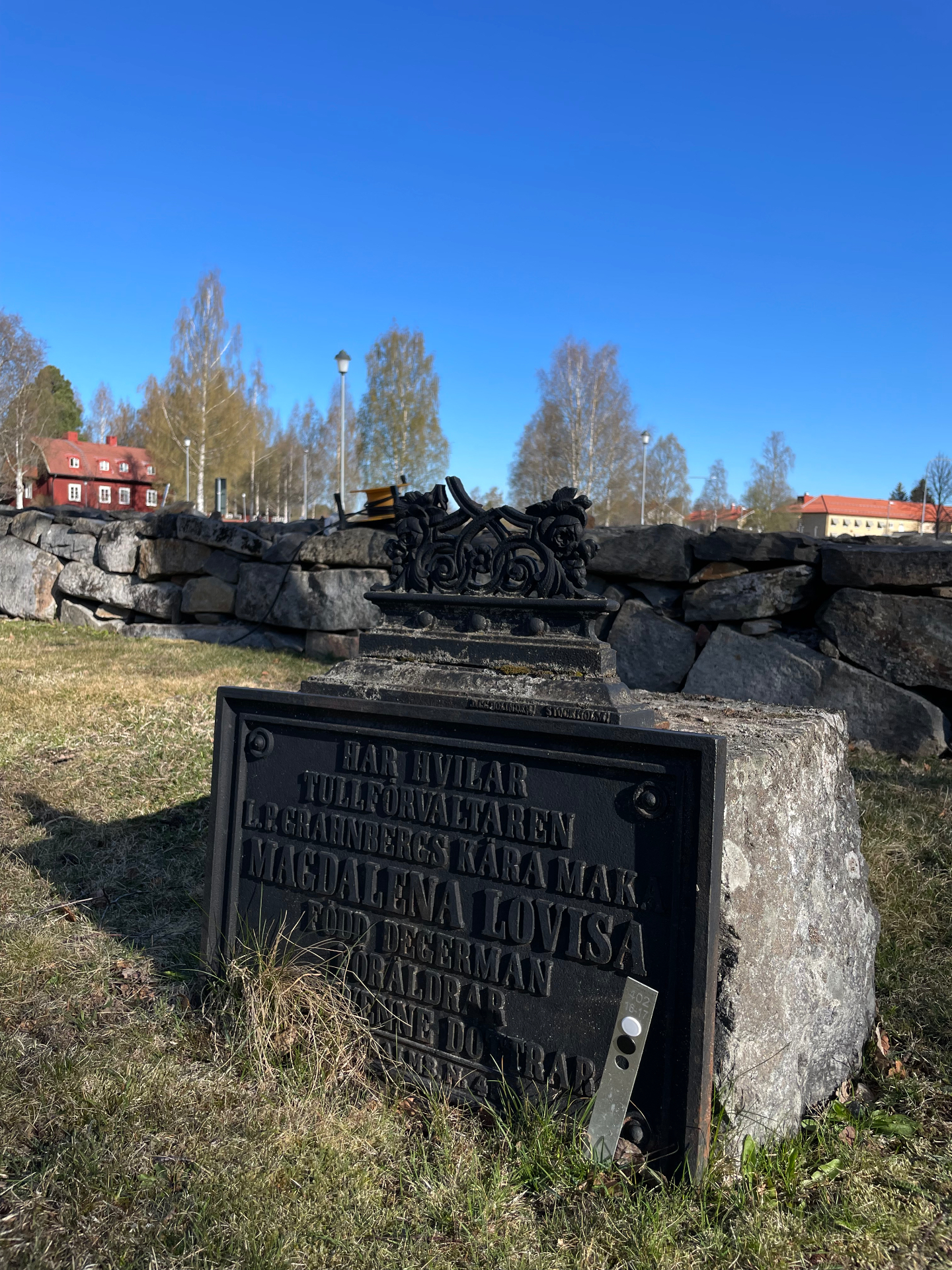 Gjutjärnsplatta på gravsten